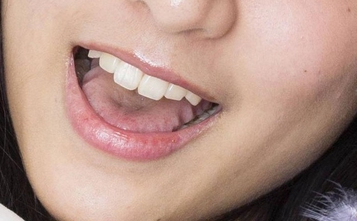 山本美月の高画質画像歯型舌